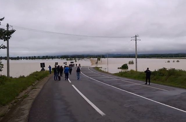 [VIDEO] Circulatie oprita pe E85, in zona Adjud. Raul Trotus a iesit din matca