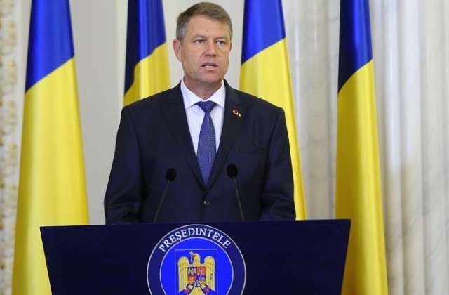 Iohannis i-a decorat post mortem pe cei patru membri ai echipajului elicopterului SMURD prabusit in Republica Moldova
