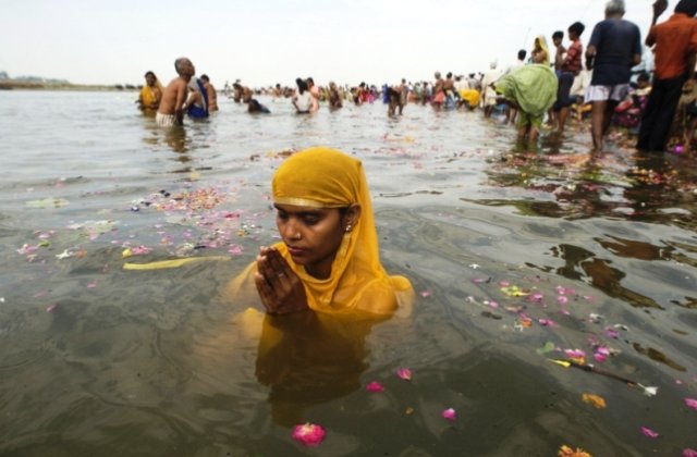 Guvernul indian vrea sa vanda pe Internet apa din fluviul sacru Gange