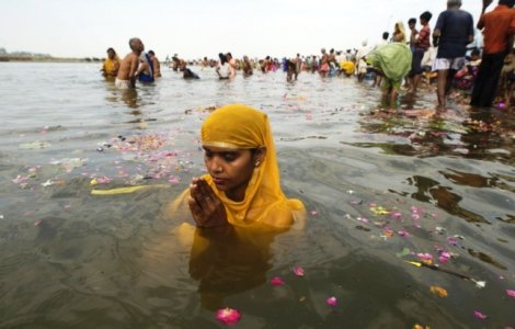 Guvernul indian vrea sa vanda pe Internet apa din fluviul sacru Gange