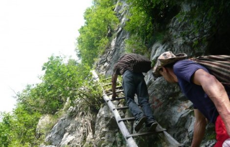  Video  Alegeri locale 2016. Satul pe unde poti intra doar escaland