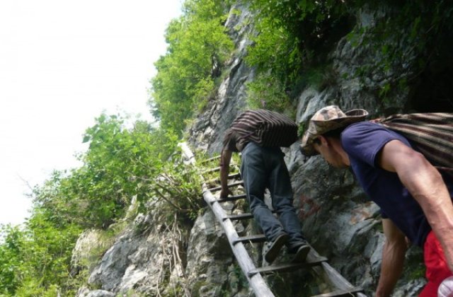 [VIDEO] Alegeri locale 2016. Satul pe unde poti intra doar escaland muntele