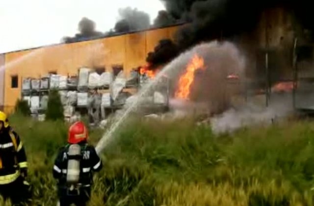 [VIDEO] Un pompier a murit in misiune la incendiul din Jilava