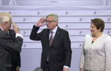 Presedintele CE surprins in timp ce palmuia liderii internationali