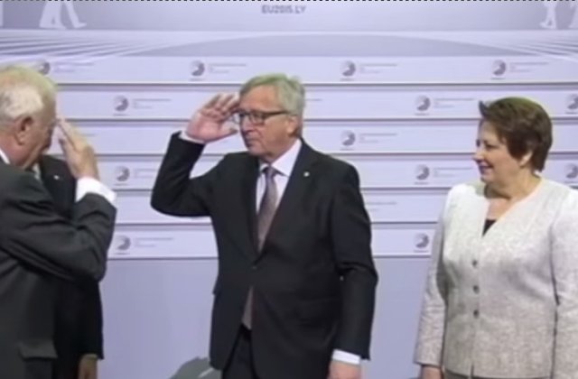 Presedintele Comisiei Europene surprins in timp ce palmuia liderii internationali