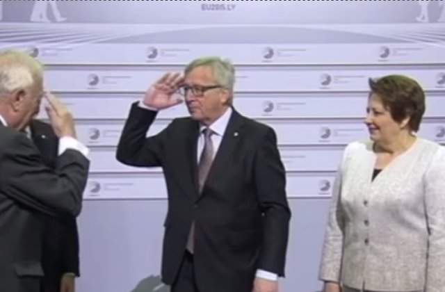 Presedintele Comisiei Europene surprins in timp ce palmuia liderii internationali