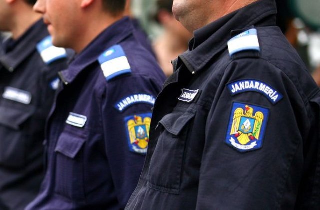 [VIDEO] Jandarmii au confiscat steagul secuiesc arborat ilegal la Miercurea Ciuc