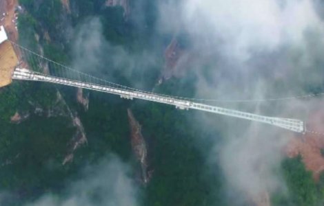 Cel mai infricosator pod: e situat la 300 m inaltime si e din sticla