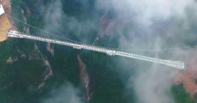 Cel mai infricosator pod: e situat la 300 m inaltime si e din sticla