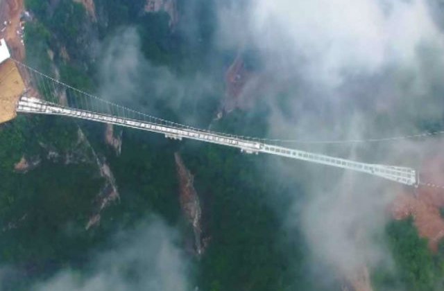 [VIDEO] Probabil cel mai infricosator pod: este situat la 300 m inaltime si este din sticla