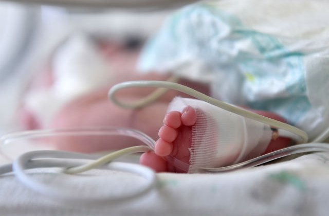 [VIDEO] Bebelusul ei este declarat mort. Ce s-a intamplat atunci cand l-a luat in brate