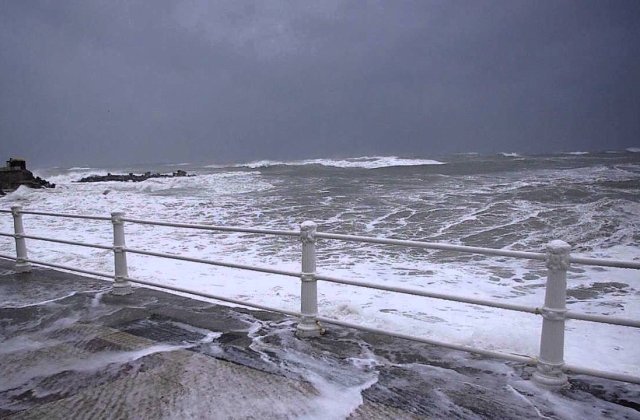 [VIDEO] Turisti surprinsi de valuri in China