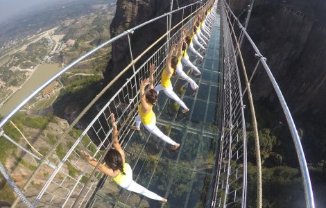 Cel mai lung si inalt pod de sticla din lume se afla in China