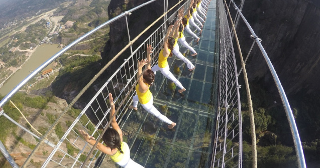 Cel mai lung si inalt pod de sticla din lume se afla in China