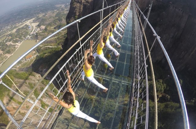 Cel mai lung si inalt pod de sticla din lume se afla in China