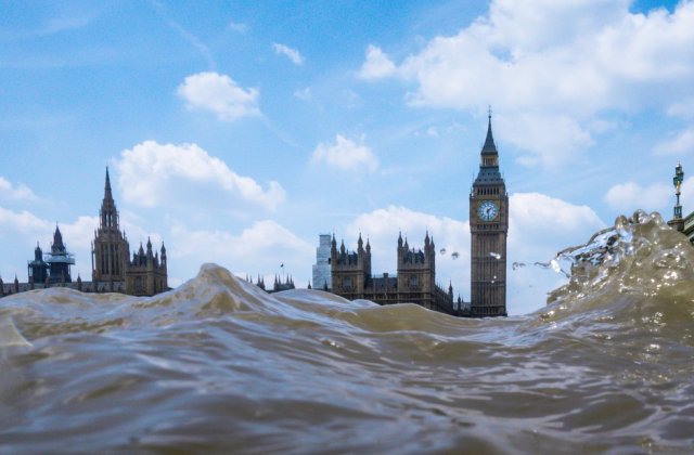 Londra luata cu asalt de dezastre. Inundatii si incendii in capitala Regatului