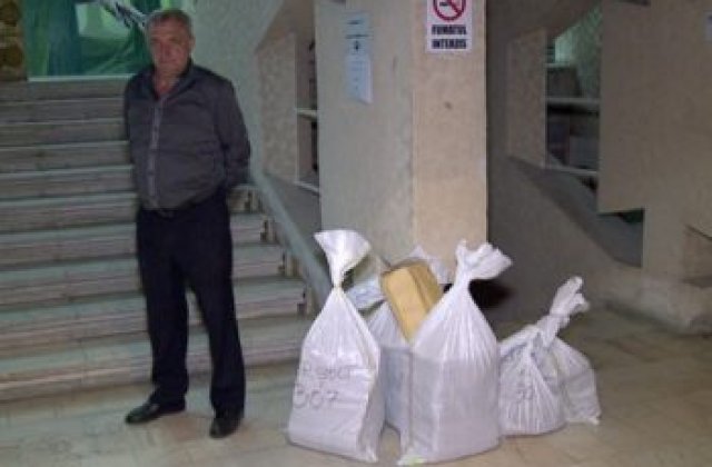Saci intregi cu buletine de vot, gasiti aruncati in spatele Primariei