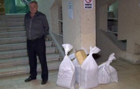 Saci intregi cu buletine de vot, gasiti aruncati in spatele Primariei