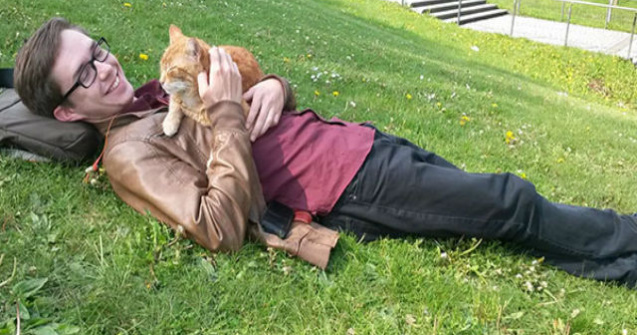 Campus Cat, pisicuta care ajuta studentii sa se relaxeze
