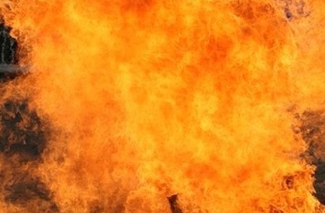 Buzau: Mai multe explozii au avut loc, dupa ce un tir incarcat cu butelii a luat foc pe DN 2