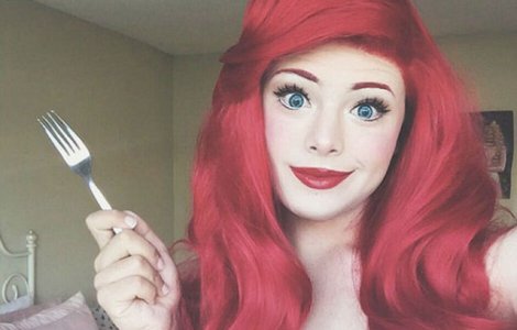 Acest tanar se transforma in printese Disney cu ajutorul machiajului