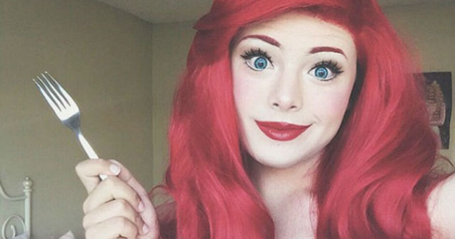 Acest tanar se transforma in printese Disney cu ajutorul machiajului