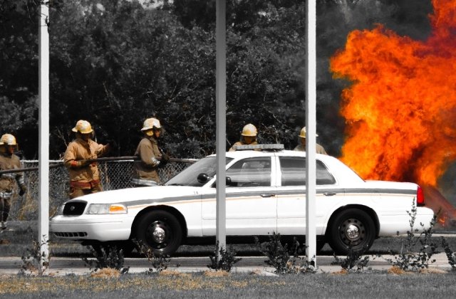Belgia: Masina a politiei, incendiata in timpul unei interventii