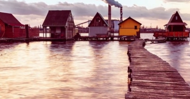  Foto  Uita de destinatiile exotice! Acesta este uluitorul sat plutitor aflat la cativa pasi de Romania