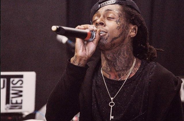 Rapperul Lil Wayne a suferit doua crize epileptice; avionul acestuia a aterizat de urgenta in Omaha
