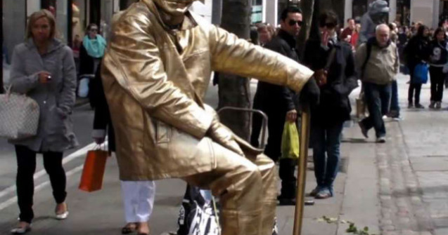 Truc dezvaluit: cum leviteaza magicienii stradali