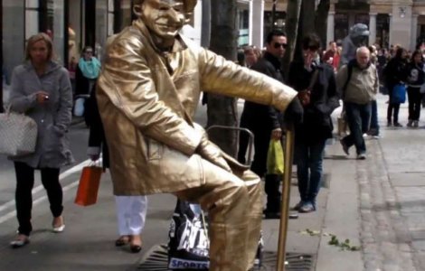 Truc dezvaluit: cum leviteaza magicienii stradali