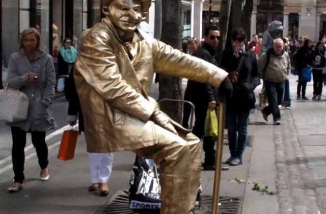 [VIDEO] Truc dezvaluit: cum leviteaza magicienii stradali