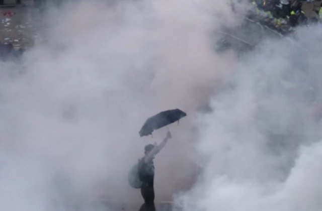 [Video] EURO 2016: Noi incidente violente intre politie si fanii englezi