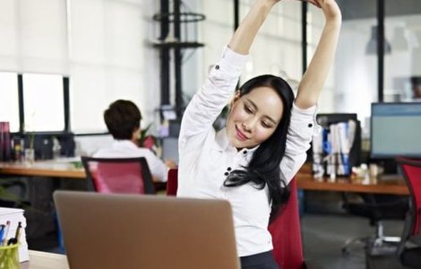 Medic: Statul la calculator ore in sir poate cauza dureri de spate, suferinte ale ochilor, irascibilitate