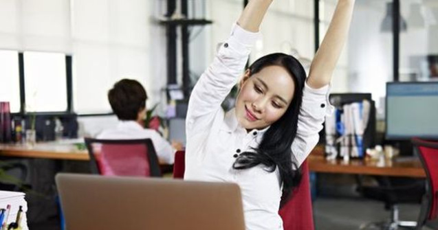 Medic: Statul la calculator ore in sir poate cauza dureri de spate, suferinte ale ochilor, irascibilitate