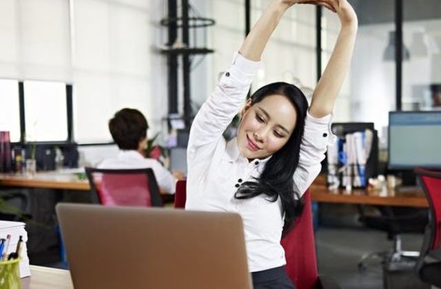 Medic: Statul la calculator ore in sir poate cauza dureri de spate, suferinte ale ochilor, irascibilitate