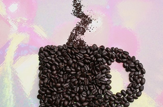 OMS avertizeaza: Cafeaua nu cauzeaza cancer, dar bauturile extrem de fierbinti ar putea