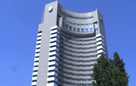 Protest pe Hotelul Intercontinental: Un barbat ameninta ca se arunca de la etajul 16
