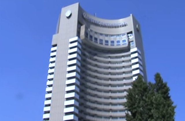 Protest pe Hotelul Intercontinental: Un barbat ameninta ca se arunca de la etajul 16