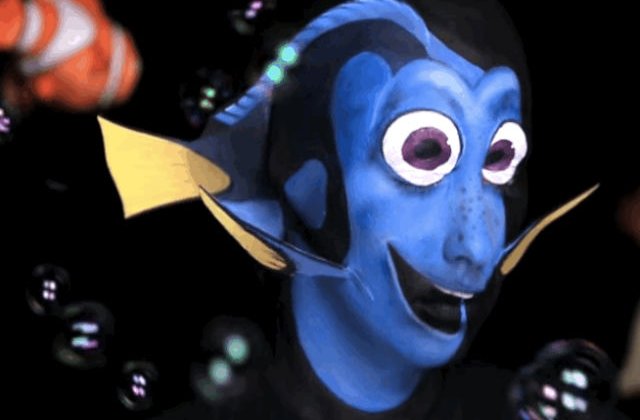 [VIDEO] Aplica vopsea albastra pe fata. Rezultatul final? Uluitor!