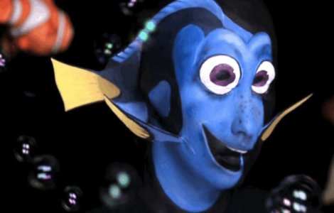 Aplica vopsea albastra pe fata. Rezultatul final? Uluitor!