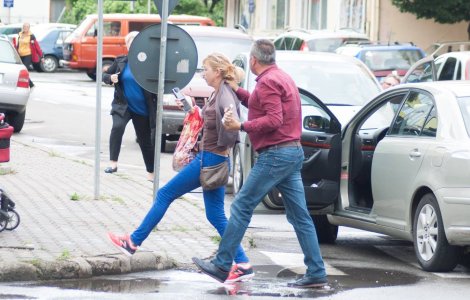 Vicepresedinte al PNL, surprins hartuind o femeie in plina strada