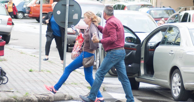 Vicepresedinte al PNL, surprins hartuind o femeie in plina strada