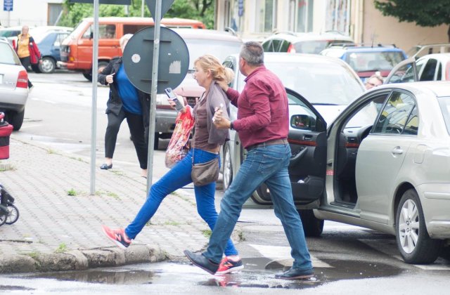 Vicepresedinte al PNL, surprins hartuind o femeie in plina strada