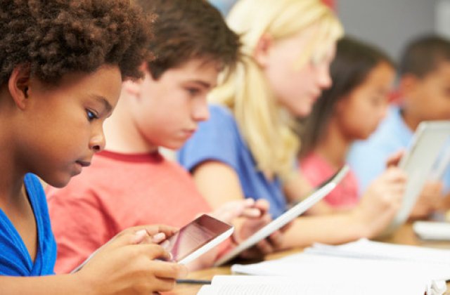 Telefoanele mobile, interzise la cursuri; elevii, sanctionati daca au comportament violent si limbaj jignitor