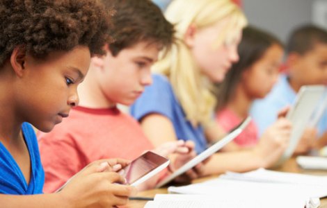 Telefoanele mobile, interzise la cursuri; elevii, sanctionati