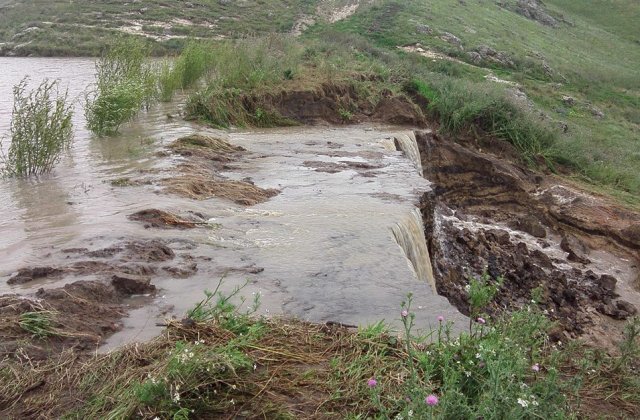 Ploile au facut ravagii in Moldova: Patru persoane, salvate de pompieri in judetul Suceava