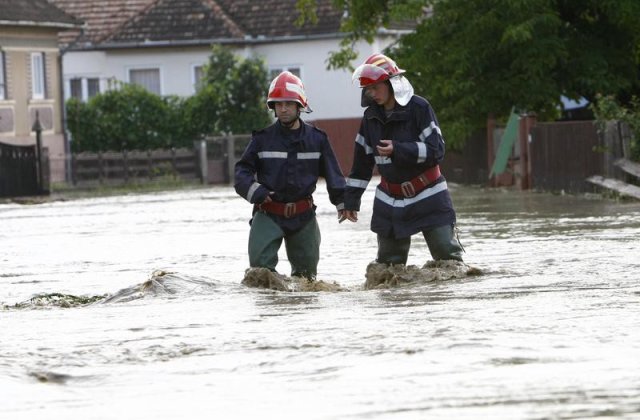 Avertizarea cod portocaliu de inundatii, prelungita pana luni, in opt judete, cod galben pe rauri din 30 de judete