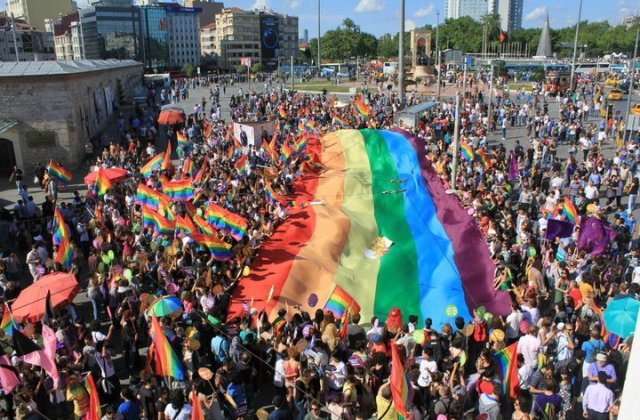 Politia a folosit gloante de cauciuc si gaz lacrimogen pentru a opri protestul gay din Istanbul