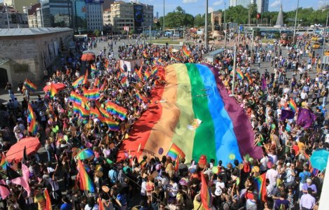Gloante de cauciuc si gaz lacrimogen pentru a opri protestul gay